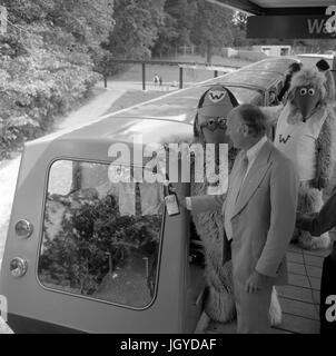 Lord Montagu di Beaulieu con il Wombles all apertura della Monorotaia Beaulieu 1974 Foto Stock