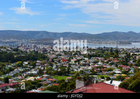 Vista sulla città di Hobart dalle pendici del Monte Wellington a Hobart, in Tasmania, Australia Foto Stock