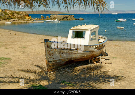 Vecchia barca da pesca sulla spiaggia di Porto naturale Isola di Tabarca vicino a Alicante Spagna Spain Foto Stock