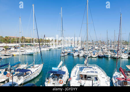 Barcellona Catalunya Barcellona acqua anteriore sul lungomare di Barcellona Barcellona Marina Port Vell Harbour Porto Moll de la Fusta Spagna UE Europa Catalogna Foto Stock