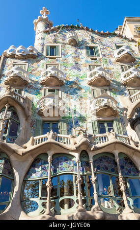 Barcellona Catalunya Vista del mosaico della facciata esterna della Casa Batllo progettato dall architetto Antoni Gaudì Barcellona Spagna UE Europa Catalogna Foto Stock