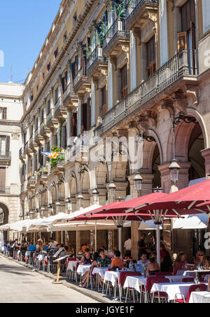 Barcellona Barcellona Catalunya Placa Reial public plaza cafè, ristoranti e palme cafe di Barcellona Barcellona Spagna UE Europa Catalogna Foto Stock