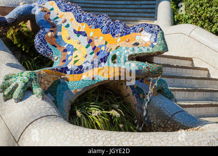 Barcellona Catalunya Park Guell Barcellona Parc Guell Barcellona iconico piastrellate lizard dragon salamader sui gradini Barcelona Spagna UE Europa Catalogna Foto Stock