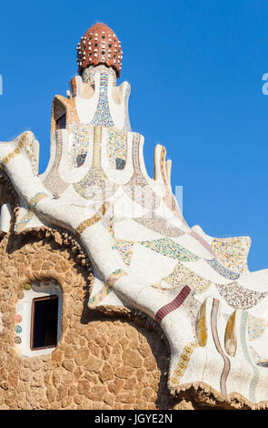 Barcellona Catalunya Park Guell Barcellona Parc Guell Barcellona close up del tetto camino facchini lodge ingresso Barcelona Spagna UE Europa Catalogna Foto Stock