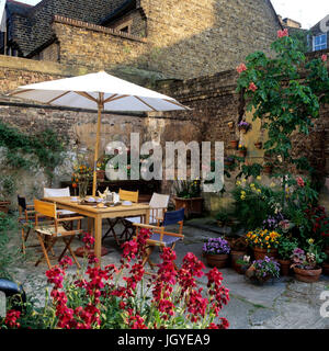 Tavolo con sedie in cortile Foto Stock