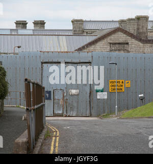 Protezione in metallo scherma circonda HMP Dartmoor in Princetown Devon England Regno Unito Foto Stock