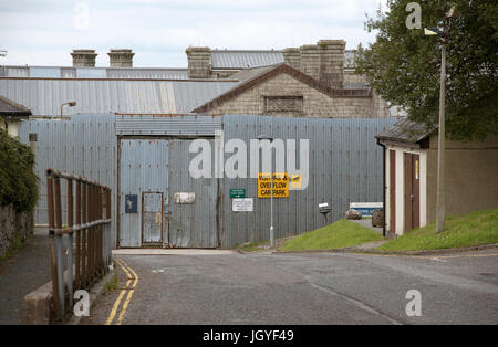 Protezione in metallo scherma circonda HMP Dartmoor in Princetown Devon England Regno Unito Foto Stock