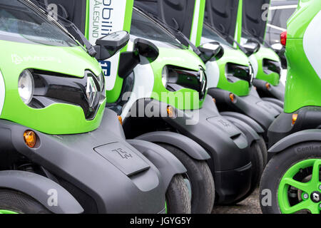 Renault Twizys di eMobility Alesund, Norvegia. La Renault Twizy è alimentato a batteria 2 elettrico sedile city car con una gamma massima di 100 km. Foto Stock