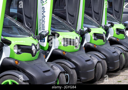 Renault Twizys di eMobility Alesund, Norvegia. La Renault Twizy è alimentato a batteria 2 elettrico sedile city car con una gamma massima di 100 km. Foto Stock