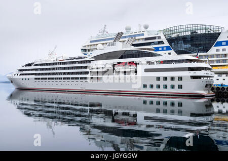 Il francese la nave di crociera LE SOLEAL in Alesund. LE SOLEAL ha 132 cabine e suites per 264 passeggeri ed è di proprietà di e gestito da Compagnie du Ponant. Foto Stock