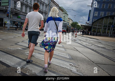 Giovane attraversando la strada di Vienna, Agosto 2014. Foto Stock