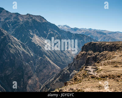 Il Canyon del Colca, visto da Cruz del Condor Viewpoint, Chivay, Perù Foto Stock