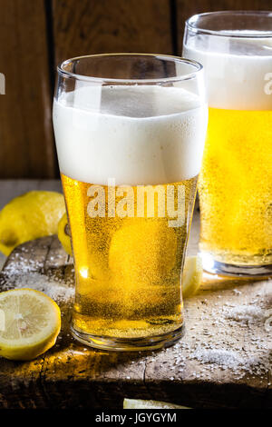 Ingredienti per il cileno messicano bere birra - Michelada. La birra, sale, limone Foto Stock