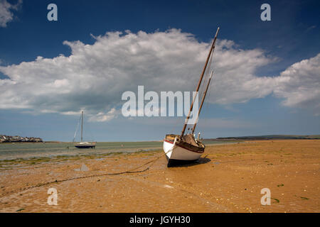 Bei yacht con la bassa marea sulla spiaggia Instow in Devon Foto Stock