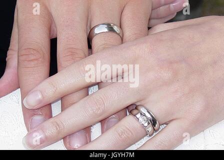 Sposa e lo sposo tenendo le mani dopo il loro matrimonio. Foto Stock