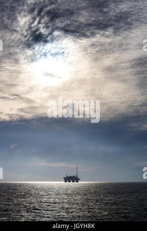 Silhouette di un olio impianto di perforazione nel Mare del Nord Foto Stock