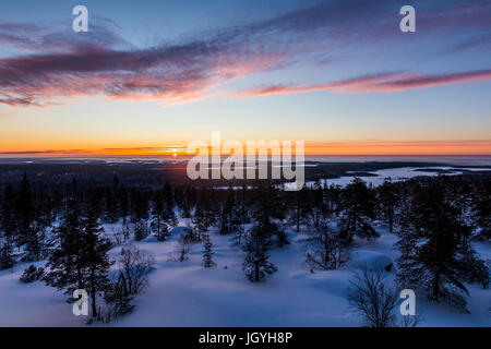 Inverno sunrise in Finlandia Foto Stock
