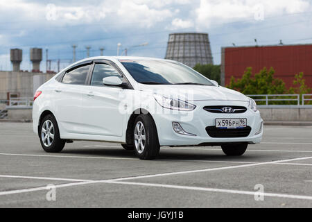 Ekaterinburg, Russia, luglio 03, 2017 - Hyundai Auto solaris (accento) in un parcheggio del centro commerciale in un giorno nuvoloso Foto Stock