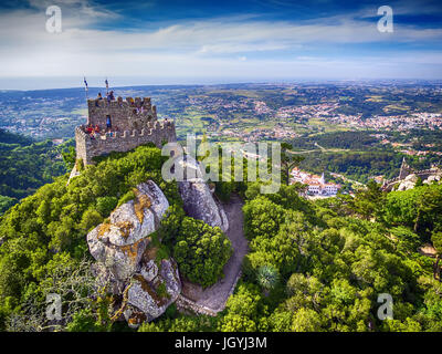 Sintra, Portogallo: antenna vista dall'alto del castello dei Mori, il Castelo dos Mouros, situato accanto a Lisbona Foto Stock