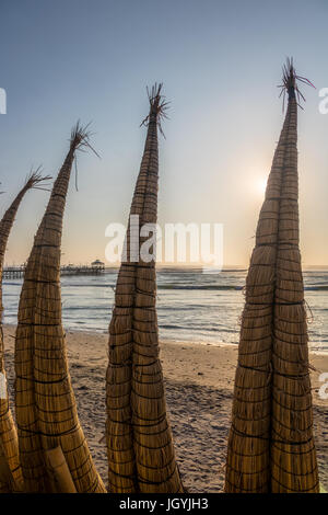 Huanchaco Beach e le tradizionali imbarcazioni reed (caballitos de totora) - Trujillo, Perú Foto Stock