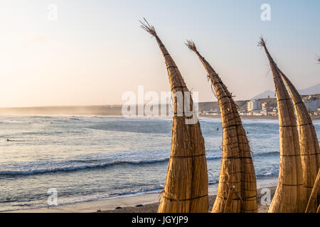 Huanchaco Beach e le tradizionali imbarcazioni reed (caballitos de totora) - Trujillo, Perú Foto Stock