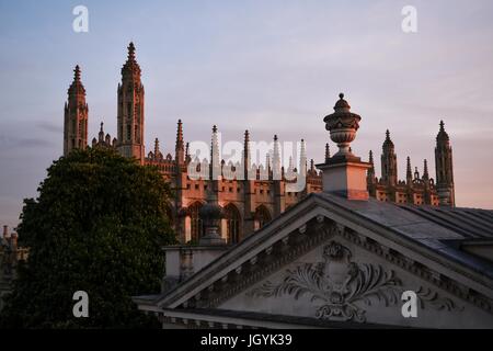 La luce del tramonto riflesso King's College Chapel. Cambridge, Regno Unito Foto Stock