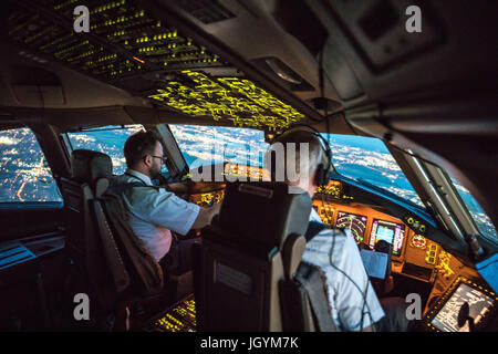 Due piloti escono fuori dall'aeroporto di Dallas Fort Worth. Crew resource management prendendo il posto, sia lavorando insieme. Sullo sfondo di parti di Dallas Foto Stock