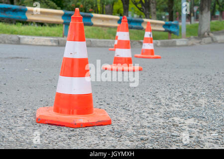 Arancione il cono del traffico su strada Foto Stock
