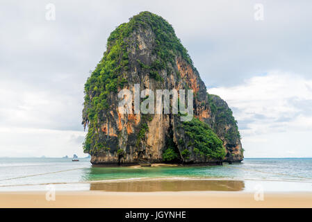 Vista del Rocky Mountain Ko Rang Nok in Thailandia Foto Stock