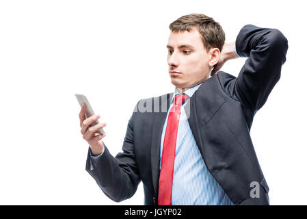 Ritratto di un imprenditore sorpreso con un telefono in mano su sfondo bianco Foto Stock