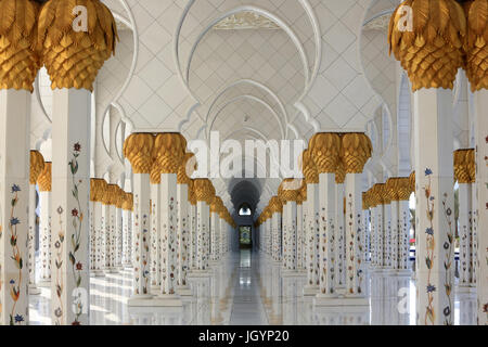 Archi che circondano il cortile centrale. Moschea Sheikh Zayed. 1995. Emirato di Abu Dhabi. Foto Stock