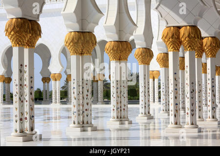 Archi che circondano il cortile centrale. Moschea Sheikh Zayed. 1995. Emirato di Abu Dhabi. Foto Stock