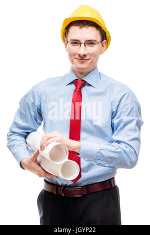 Giovane architetto in una camicia che indossa un casco giallo, ritratto su sfondo bianco Foto Stock