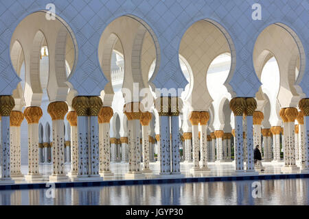 Archi che circondano il cortile centrale. Moschea Sheikh Zayed. 1995. Emirato di Abu Dhabi. vv Foto Stock