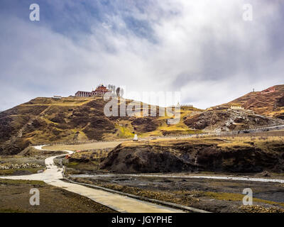 Il Tibetano tempio buddista sulla montagna in Sichuan, in Cina Foto Stock