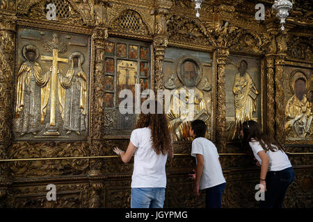 San Savos (Savvas) 's chiesa. Fedeli baciare l'iconostasi. Nicosia. Cipro. Foto Stock