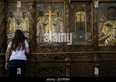 San Savos (Savvas) 's chiesa. Fedeli baciare l'iconostasi. Nicosia. Cipro. Foto Stock