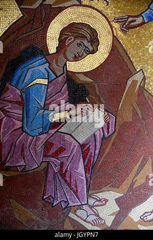 Il Monastero Kykkos, Cipro. Mosaico. St John's segretario St Pròcoro nella grotta dell'Apocalisse. Foto Stock