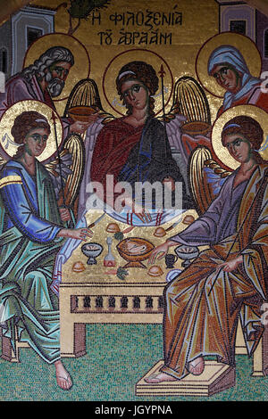 Il Monastero Kykkos, Cipro. " Antico Testamento Trinità' mosaico. Tre individui appaiono ad Abramo presso la Quercia di Mamre. L' INTERPRETAZIONE CHE QUESTO appea Foto Stock