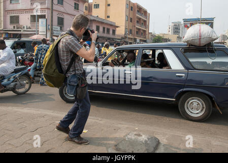 Fotografo Philippe Lissac lavorando a Cotonou in Benin. Foto Stock