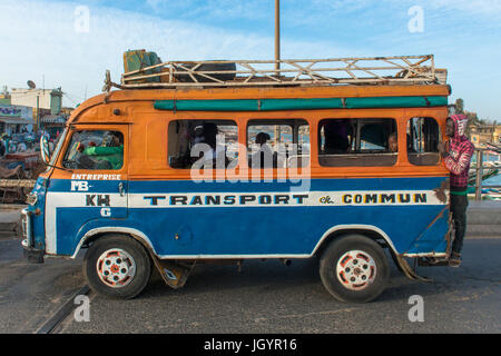 Saint Louis il trasporto. Bus senegalesi. Il Senegal. Foto Stock