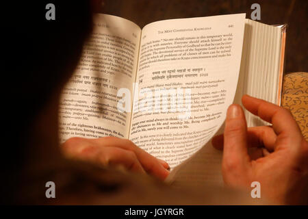 Gita Jayanti celebrazione in un Tempio ISKCON. Devoto la lettura della Bhagavad Gita. Sarcelles. La Francia. Foto Stock