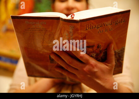 Gita Jayanti celebrazione in un Tempio ISKCON. Devoto la lettura della Bhagavad Gita. Sarcelles. La Francia. Foto Stock