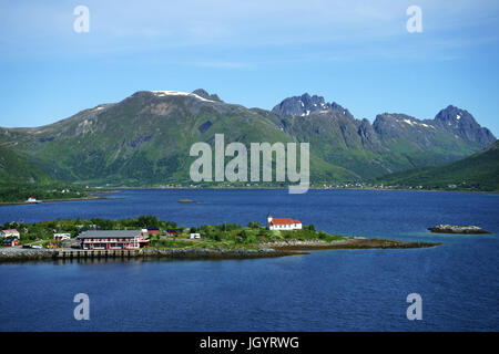 Penisola Sildpollen chiesa e area camping, isola Austvagoy, Lofoten, Norvegia Foto Stock