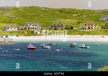 Barche da pesca e da diporto ormeggiata a Portnablagh sulla costa di Causeway, Donegal, Irlanda. Foto Stock