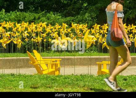 Il progetto connettivo, costituito da 7000 pinwheels fatti a mano, realizzato da volontari, è visualizzato nel Giardino di Rose di Prospect Park di Brooklyn a New York sabato 8 luglio, 2017. (© Richard B. Levine) Il massiccio installazione d arte organizzato e creato da Suchi Reddy, un architetto locale, è parte del centocinquantesimo anniversario del Prospect Park. Il pinwheels contengono messaggi e arte da parte del pubblico e che è destinato a collegare la comunità. (© Richard B. Levine) Foto Stock