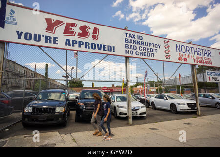 Un rivenditore di auto usate in Woodside quartiere di Queens a New York domenica 9 luglio 2017. ( © Richard B. Levine) Foto Stock