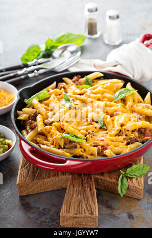 Cheesy cuocere la pasta con carne macinata di manzo e erbe aromatiche Foto Stock