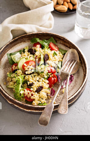 Insalatina tiepida di bulgur, verdure e foglie Foto Stock