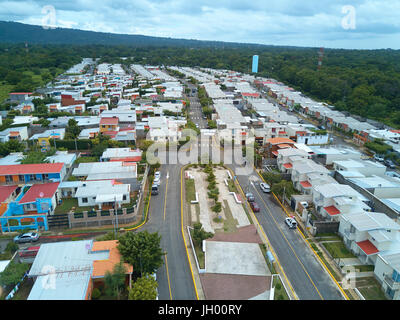 Broadwalk in residenziale antenna suburbana drone visualizza Foto Stock